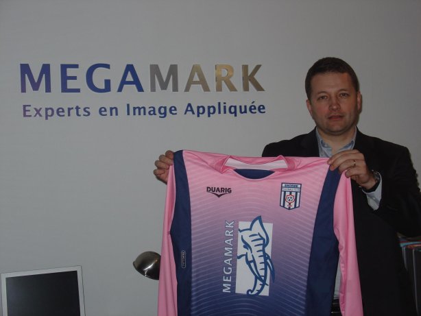 M.Napoli, pdt de Megamark, presente notre nouveau maillot